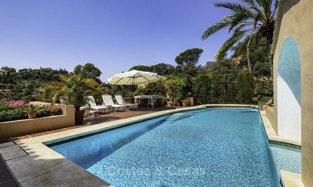 Gezellige villa in traditionele stijl te koop, met uitzicht op zee en de bergen, in El Madroñal, Benahavis - Marbella 16062