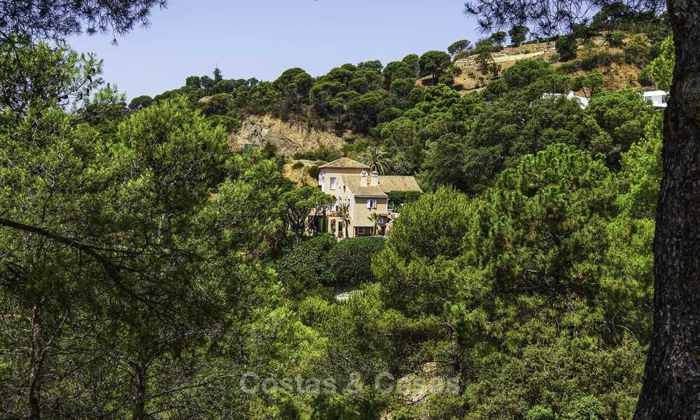 Gezellige villa in traditionele stijl te koop, met uitzicht op zee en de bergen, in El Madroñal, Benahavis - Marbella 16077