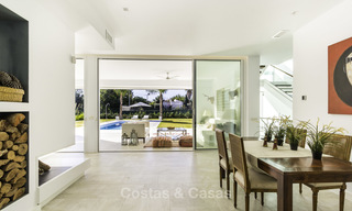 Instapklare luxueuze nieuwbouw villa in eigentijdse stijl te koop, vlakbij het strand en golfbaan, tussen Marbella en Estepona 16593 