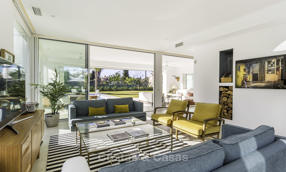 Instapklare luxueuze nieuwbouw villa in eigentijdse stijl te koop, vlakbij het strand en golfbaan, tussen Marbella en Estepona 16596