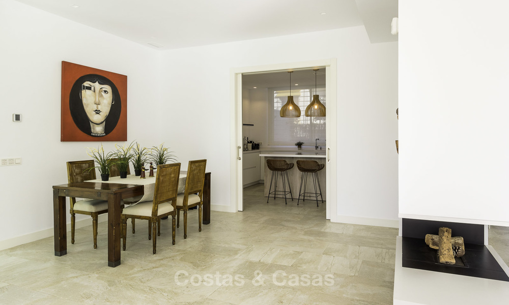 Instapklare luxueuze nieuwbouw villa in eigentijdse stijl te koop, vlakbij het strand en golfbaan, tussen Marbella en Estepona 16599