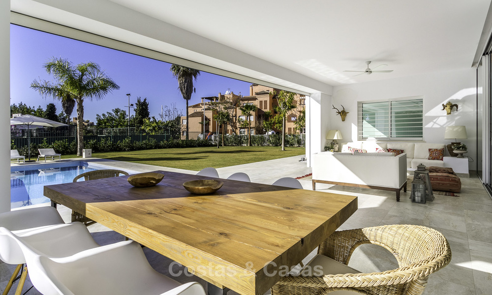 Instapklare luxueuze nieuwbouw villa in eigentijdse stijl te koop, vlakbij het strand en golfbaan, tussen Marbella en Estepona 16601