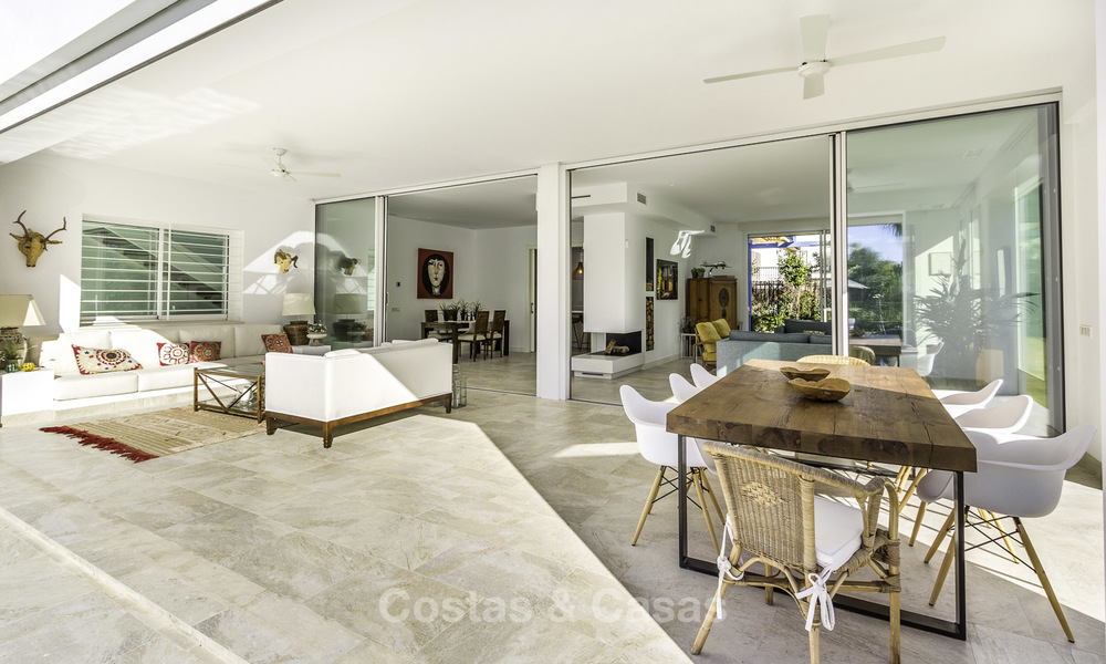 Instapklare luxueuze nieuwbouw villa in eigentijdse stijl te koop, vlakbij het strand en golfbaan, tussen Marbella en Estepona 16602