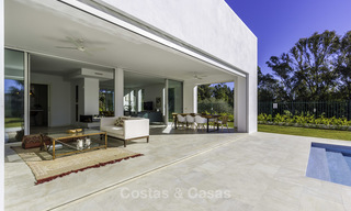 Instapklare luxueuze nieuwbouw villa in eigentijdse stijl te koop, vlakbij het strand en golfbaan, tussen Marbella en Estepona 16604 