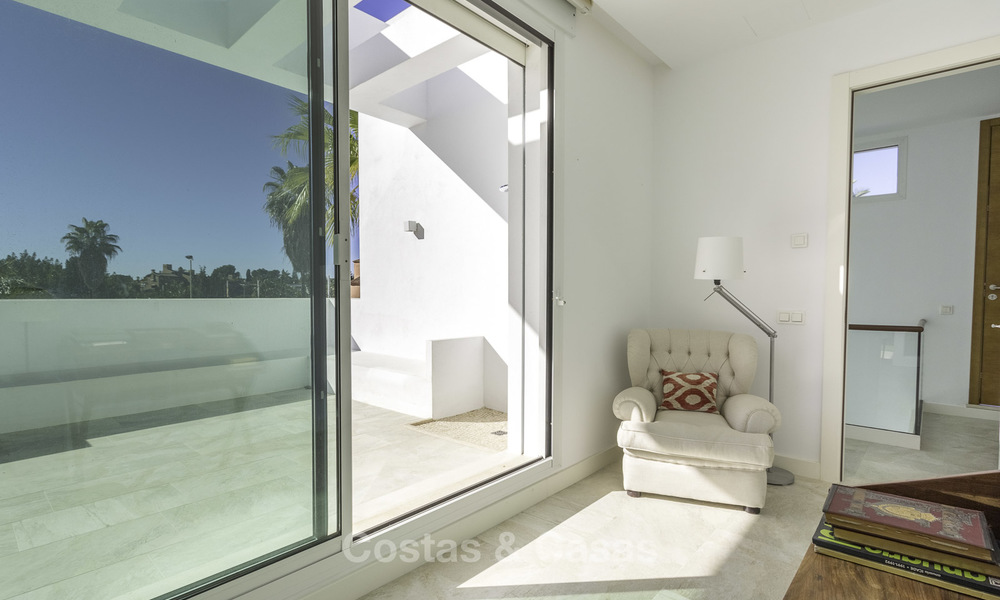 Instapklare luxueuze nieuwbouw villa in eigentijdse stijl te koop, vlakbij het strand en golfbaan, tussen Marbella en Estepona 16614