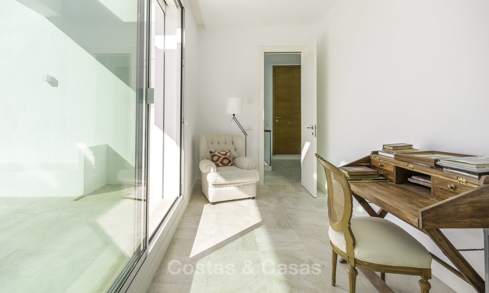 Instapklare luxueuze nieuwbouw villa in eigentijdse stijl te koop, vlakbij het strand en golfbaan, tussen Marbella en Estepona 16615
