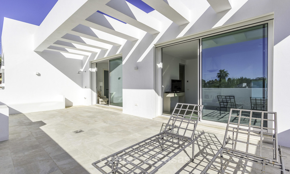 Instapklare luxueuze nieuwbouw villa in eigentijdse stijl te koop, vlakbij het strand en golfbaan, tussen Marbella en Estepona 16617