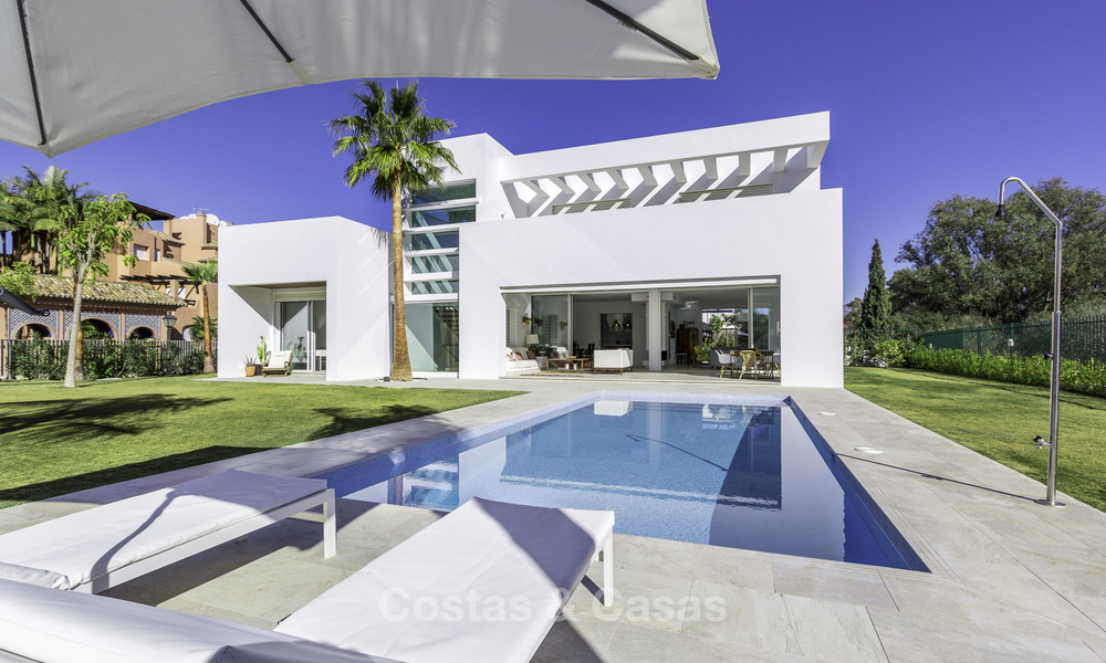 Instapklare luxueuze nieuwbouw villa in eigentijdse stijl te koop, vlakbij het strand en golfbaan, tussen Marbella en Estepona 16627