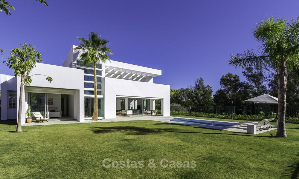 Instapklare luxueuze nieuwbouw villa in eigentijdse stijl te koop, vlakbij het strand en golfbaan, tussen Marbella en Estepona 16628