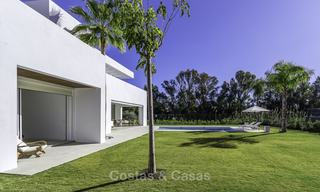 Instapklare luxueuze nieuwbouw villa in eigentijdse stijl te koop, vlakbij het strand en golfbaan, tussen Marbella en Estepona 16629 