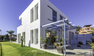 Instapklare luxueuze nieuwbouw villa in eigentijdse stijl te koop, vlakbij het strand en golfbaan, tussen Marbella en Estepona 16632 