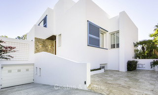 Instapklare luxueuze nieuwbouw villa in eigentijdse stijl te koop, vlakbij het strand en golfbaan, tussen Marbella en Estepona 16633 