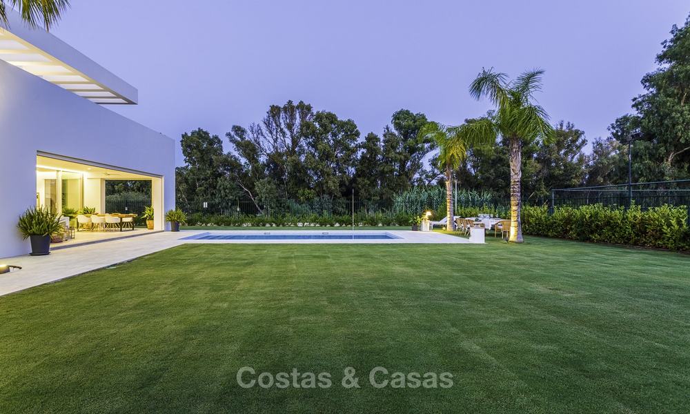 Instapklare luxueuze nieuwbouw villa in eigentijdse stijl te koop, vlakbij het strand en golfbaan, tussen Marbella en Estepona 16644