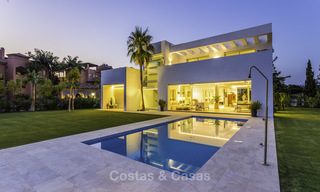 Instapklare luxueuze nieuwbouw villa in eigentijdse stijl te koop, vlakbij het strand en golfbaan, tussen Marbella en Estepona 16647 