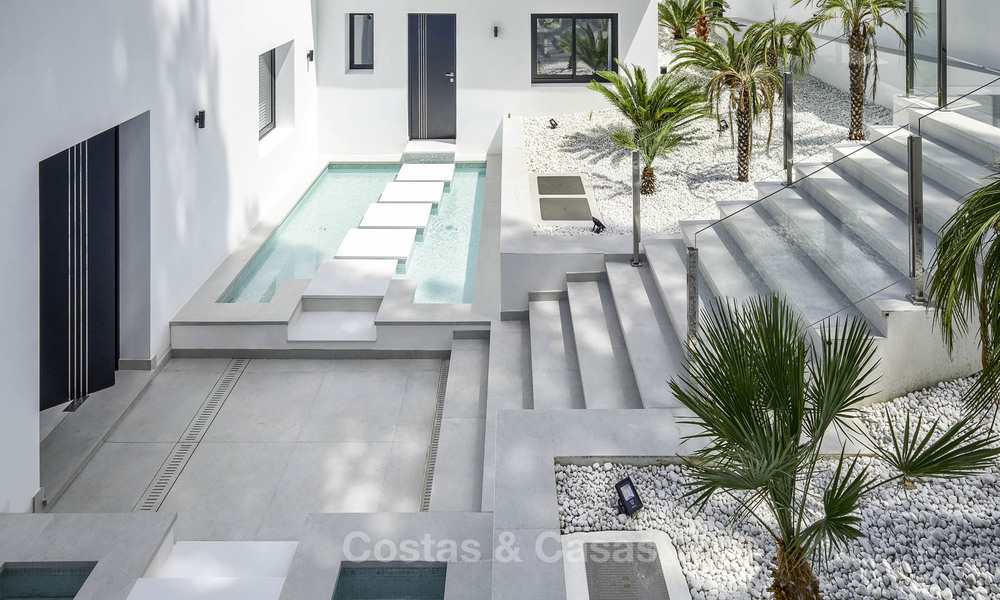 Indrukwekkende en luxueuze eigentijdse designer villa te koop, instapklaar, Nueva Andalucia, Marbella. Verlaagd in prijs. 16153