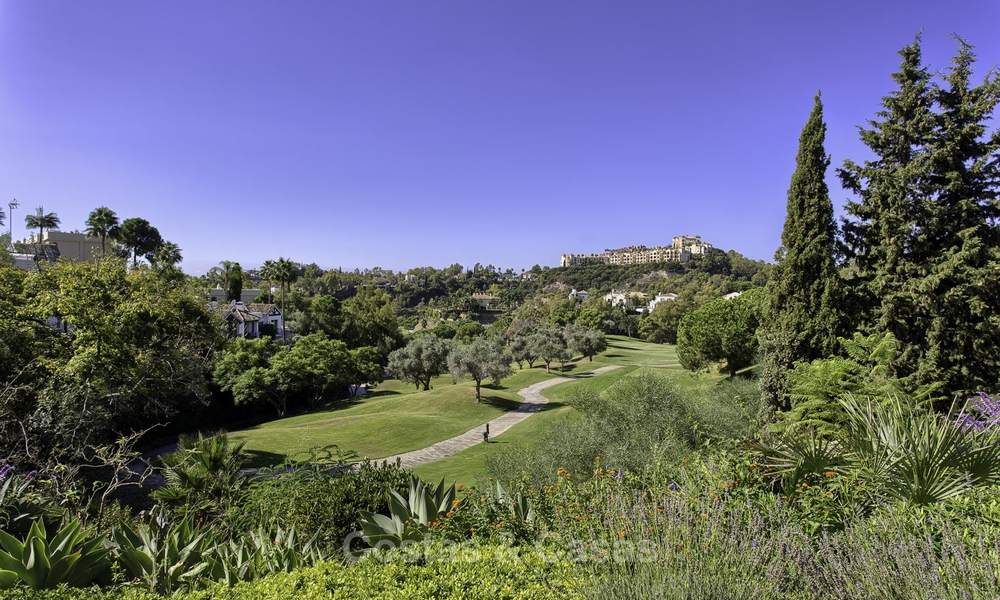 Gezellige modern-Andalusische villa direct aan de prachtige golfbaan te koop, Benahavis - Marbella 16308