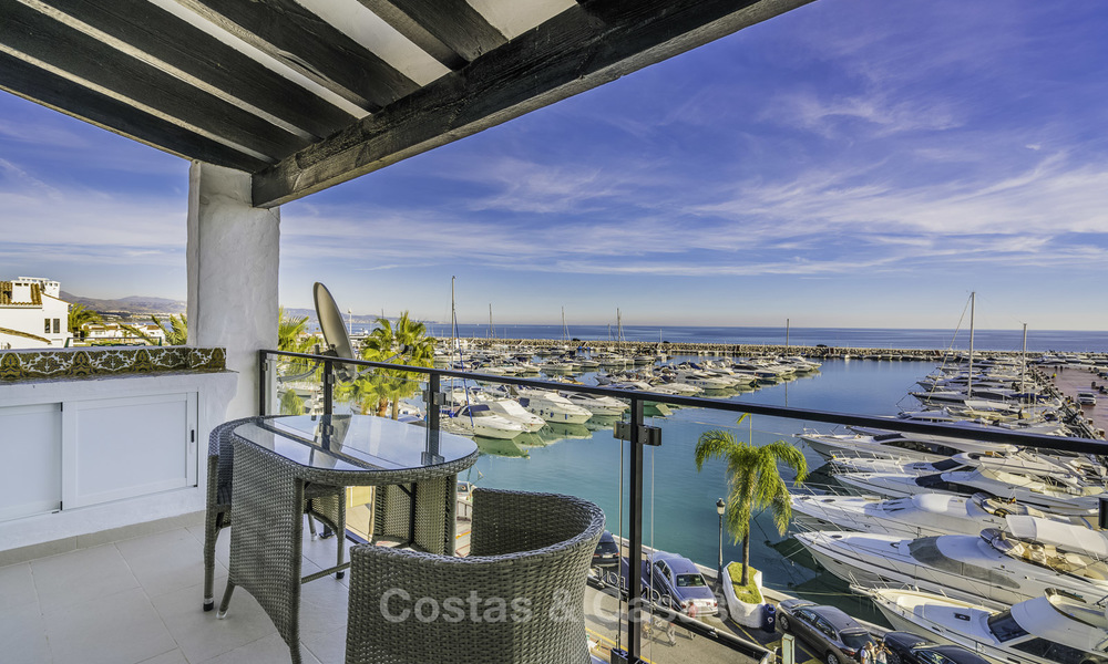 Hip, volledig gemeubileerd en gemoderniseerd penthouse appartement te koop, eerstelijn jachthaven van Puerto Banus, Marbella 16340