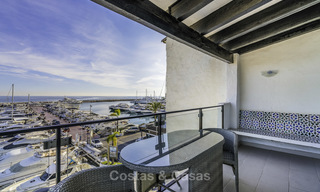 Hip, volledig gemeubileerd en gemoderniseerd penthouse appartement te koop, eerstelijn jachthaven van Puerto Banus, Marbella 16342 