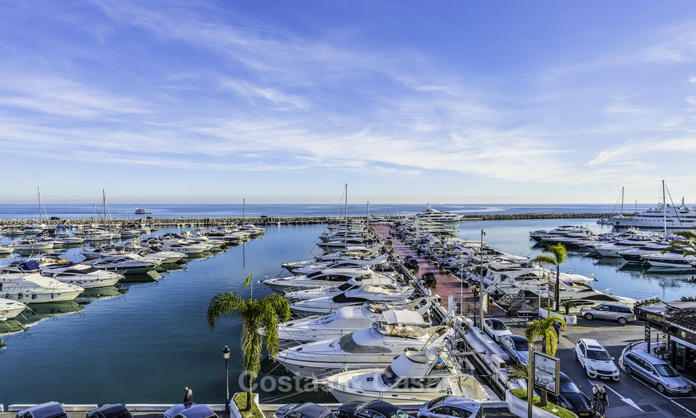 Hip, volledig gemeubileerd en gemoderniseerd penthouse appartement te koop, eerstelijn jachthaven van Puerto Banus, Marbella 16347