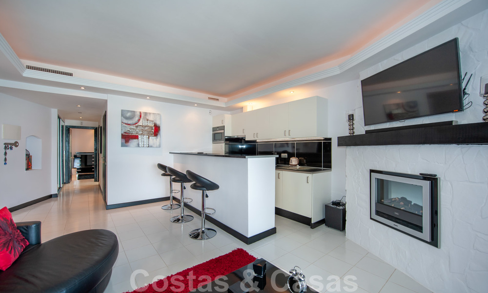Hip, volledig gemeubileerd en gemoderniseerd penthouse appartement te koop, eerstelijn jachthaven van Puerto Banus, Marbella 28239