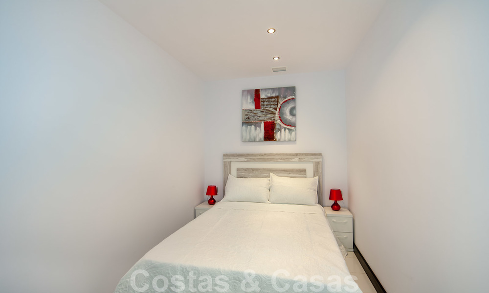 Hip, volledig gemeubileerd en gemoderniseerd penthouse appartement te koop, eerstelijn jachthaven van Puerto Banus, Marbella 28240