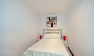 Hip, volledig gemeubileerd en gemoderniseerd penthouse appartement te koop, eerstelijn jachthaven van Puerto Banus, Marbella 28240 