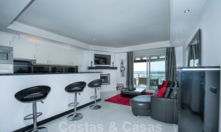 Hip, volledig gemeubileerd en gemoderniseerd penthouse appartement te koop, eerstelijn jachthaven van Puerto Banus, Marbella 28241 