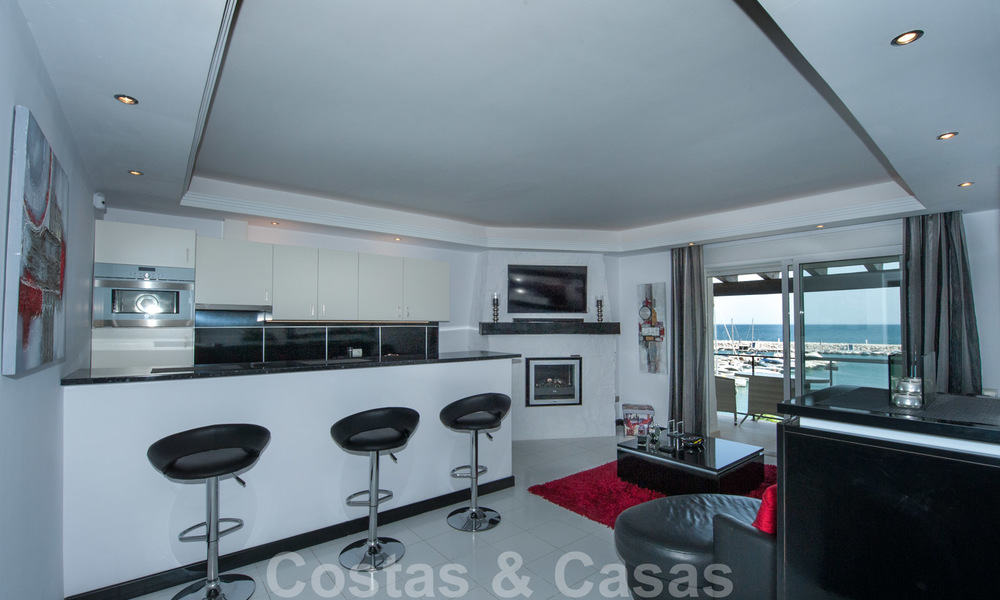 Hip, volledig gemeubileerd en gemoderniseerd penthouse appartement te koop, eerstelijn jachthaven van Puerto Banus, Marbella 28242
