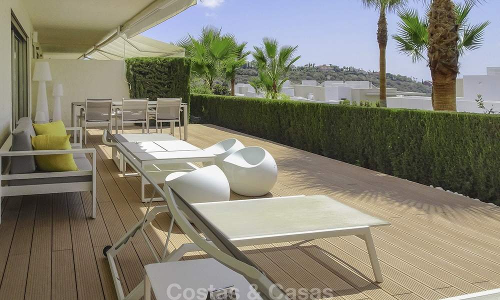 Aantrekkelijk modern appartement met zeezicht te koop, in een hoogwaardig residentieel complex, Benahavis - Marbella 16486