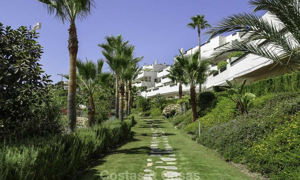Aantrekkelijk modern appartement met zeezicht te koop, in een hoogwaardig residentieel complex, Benahavis - Marbella 16490