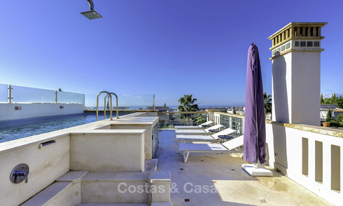 Prachtige luxe halfvrijstaande villa met privézwembad en adembenemend uitzicht op zee en de bergen te koop, in Sierra Blanca op de Golden Mile, Marbella 16502