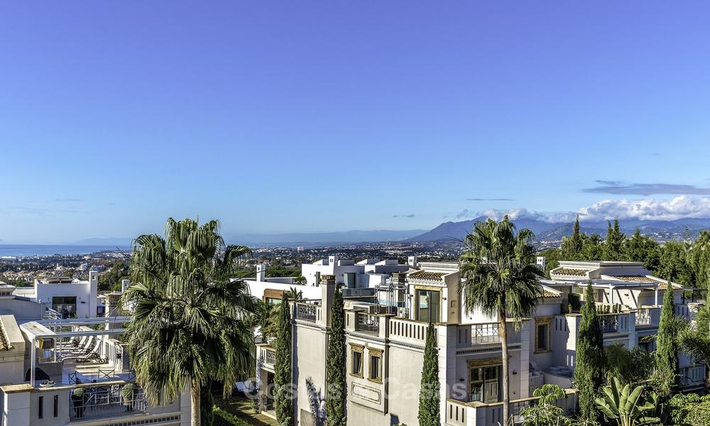 Prachtige luxe halfvrijstaande villa met privézwembad en adembenemend uitzicht op zee en de bergen te koop, in Sierra Blanca op de Golden Mile, Marbella 16503