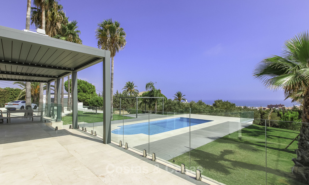 Nieuwe modern-mediterrane vrijstaande villa met zeezicht te koop, op loopafstand van de jachthaven en het strand, Estepona 16538