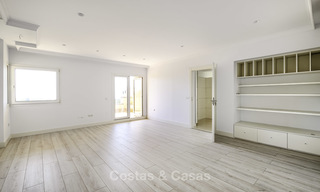 Zeldzaam ruim 5-slaapkamer penthouse appartement met zee en bergzicht te koop op de Golden Mile in Marbella 16551 