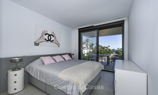 Kant-en-klaar eigentijds nieuwbouwappartement met zeezicht te koop, op een steenworp van het strand, tussen Marbella en Estepona 16919 