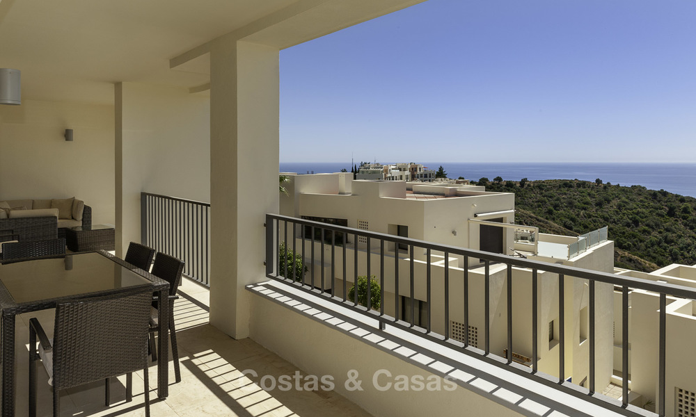 Modern instapklaar 3-slaapkamer appartement met spectaculair zee- en bergzicht te koop in Marbella 16832
