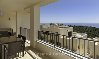 Modern instapklaar 3-slaapkamer appartement met spectaculair zee- en bergzicht te koop in Marbella 16832 