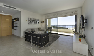 Modern instapklaar 3-slaapkamer appartement met spectaculair zee- en bergzicht te koop in Marbella 16842 