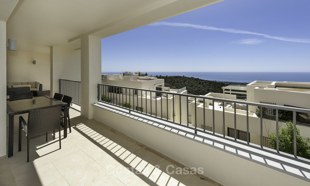 Modern instapklaar 3-slaapkamer appartement met spectaculair zee- en bergzicht te koop in Marbella 16846