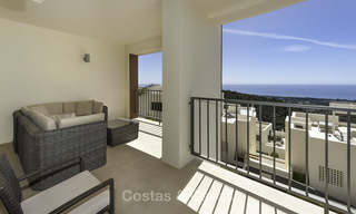 Modern instapklaar 3-slaapkamer appartement met spectaculair zee- en bergzicht te koop in Marbella 16847 