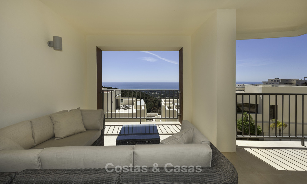 Modern instapklaar 3-slaapkamer appartement met spectaculair zee- en bergzicht te koop in Marbella 16848
