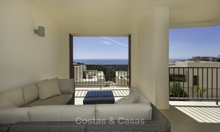 Modern instapklaar 3-slaapkamer appartement met spectaculair zee- en bergzicht te koop in Marbella 16848 