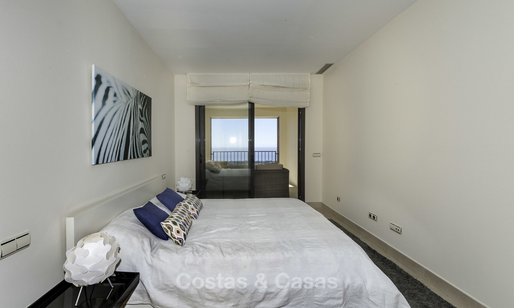 Modern instapklaar 3-slaapkamer appartement met spectaculair zee- en bergzicht te koop in Marbella 16850