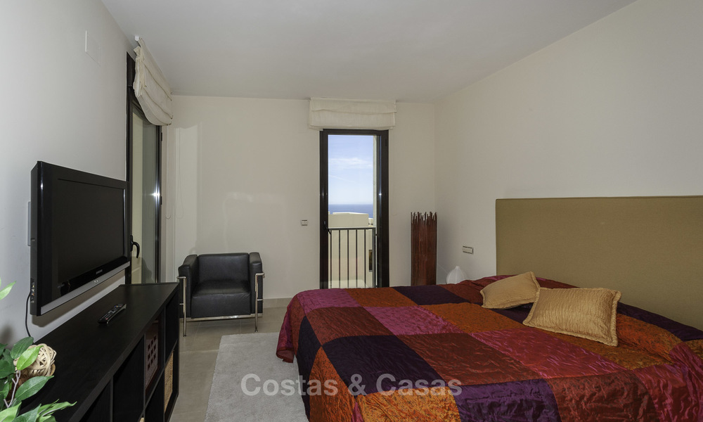 Modern instapklaar 3-slaapkamer appartement met spectaculair zee- en bergzicht te koop in Marbella 16854