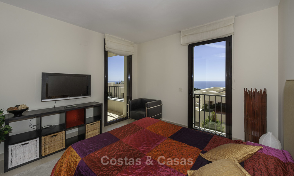 Modern instapklaar 3-slaapkamer appartement met spectaculair zee- en bergzicht te koop in Marbella 16855