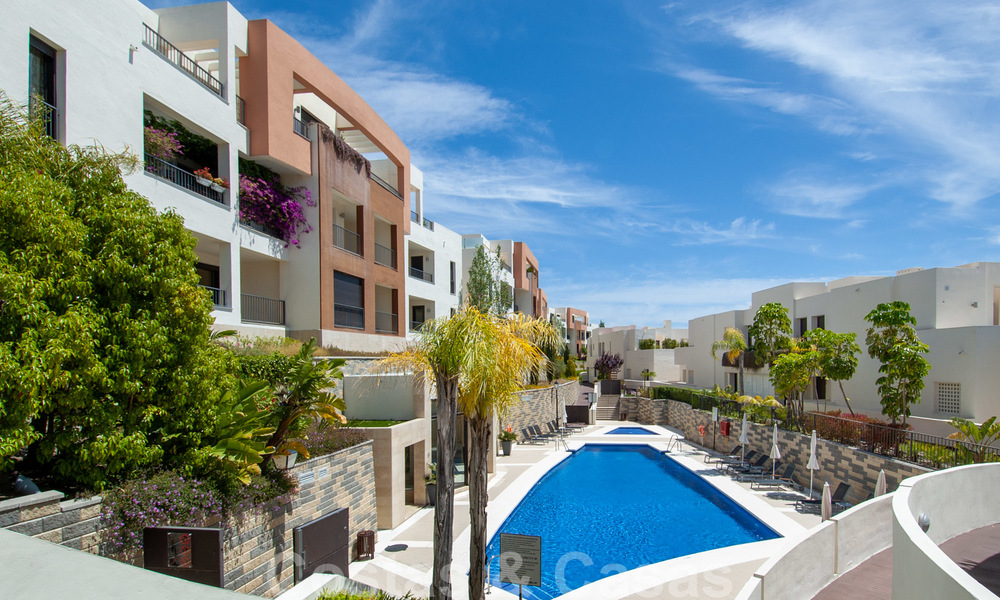 Modern instapklaar 3-slaapkamer luxe appartement met zee- en bergzicht te koop in Marbella 27410