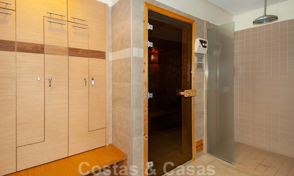 Modern instapklaar 3-slaapkamer luxe appartement met zee- en bergzicht te koop in Marbella 27416