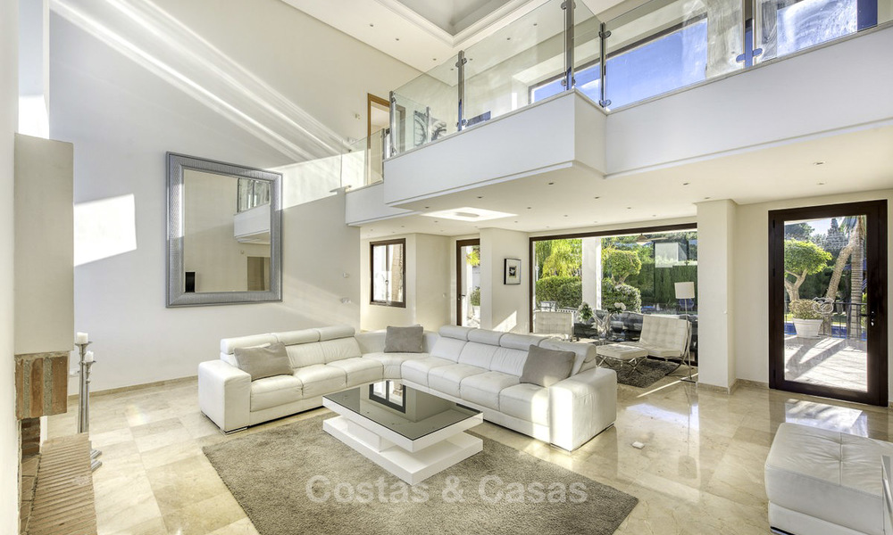 Modern-mediterrane luxe villa te koop, met zeezicht en dicht bij het strand op de Golden Mile, Marbella 17025