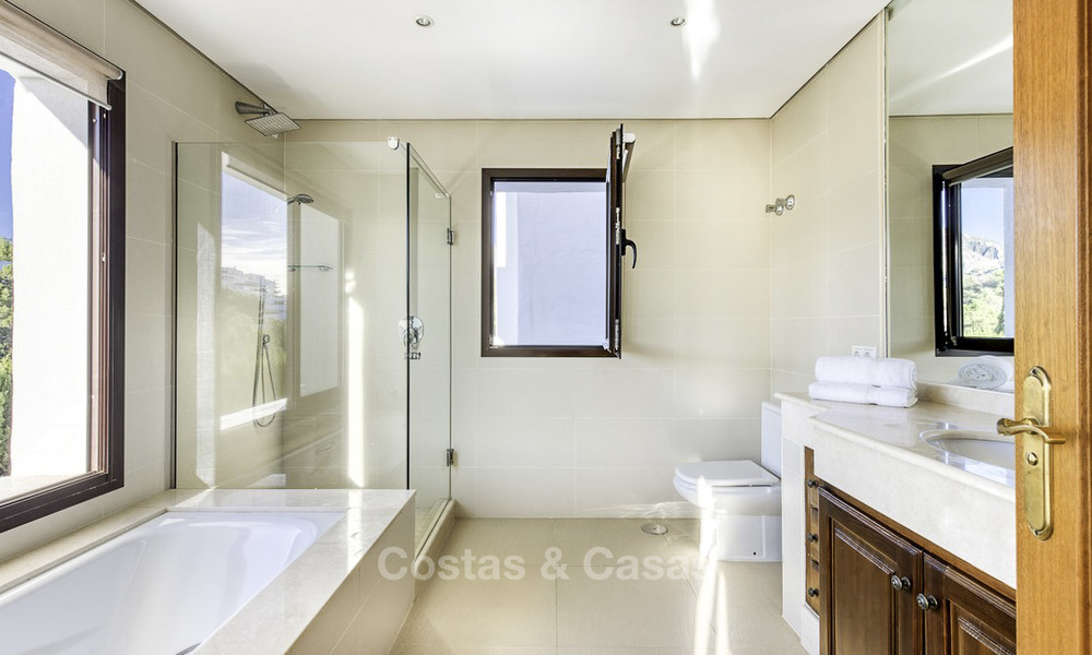Modern-mediterrane luxe villa te koop, met zeezicht en dicht bij het strand op de Golden Mile, Marbella 17026
