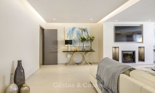 Aantrekkelijke, volledig gerenoveerde luxe villa te koop, dicht bij golfbaan, voorzieningen en strand in Oost-Marbella 17303 